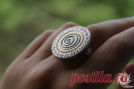 Магия колец.Как носить кольцо с пользой.

Кольцо - это не только статус, мода и красота, это еще и оберег. Даже, если это самое простое колечко, оно может помогать Вам в жизни.

О том, что кольца и браслеты помогают защититься от чужого влияния, знали еще в древности.
Все наше тело пронизано меридианами, а энергия, которая в них циркулирует, попадает к нам в основном, через конечности.
В частности, через руки.
Кольца на руках, прежде всего, выполняют функцию защиты от чужо...