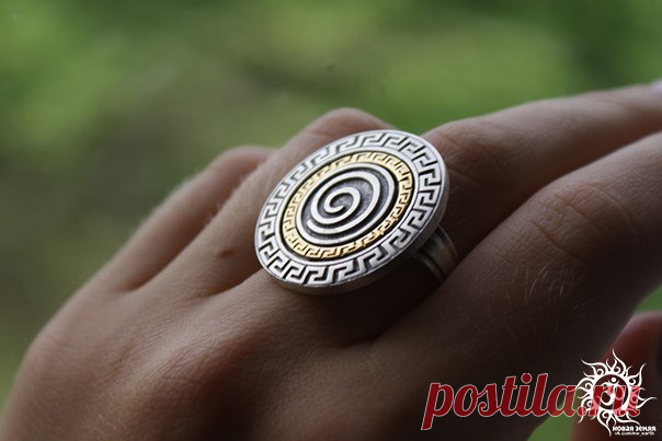 Магия колец.Как носить кольцо с пользой.

Кольцо - это не только статус, мода и красота, это еще и оберег. Даже, если это самое простое колечко, оно может помогать Вам в жизни.

О том, что кольца и браслеты помогают защититься от чужого влияния, знали еще в древности.
Все наше тело пронизано меридианами, а энергия, которая в них циркулирует, попадает к нам в основном, через конечности.
В частности, через руки.
Кольца на руках, прежде всего, выполняют функцию защиты от чужо...