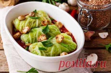 Как готовить голубцы - Будет вкусно
                                             - 2 февраля
                                             - 43832363854 - Медиаплатформа МирТесен Голубцы готовят в разных странах, и до сих пор неизвестно, кто изобрел это вкусное и оригинальное блюдо. Говорят, что традиция заворачивать мясо в капустные листья появилась в Древней Греции. В азиатской и восточной кухне готовят долму — мясо, завернутое в виноградные листья. В Закарпатье популярны...
