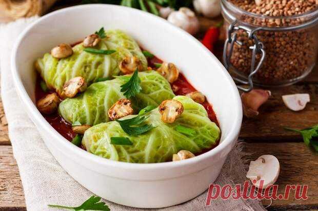 Как готовить голубцы - Будет вкусно
                                             - 2 февраля
                                             - 43832363854 - Медиаплатформа МирТесен Голубцы готовят в разных странах, и до сих пор неизвестно, кто изобрел это вкусное и оригинальное блюдо. Говорят, что традиция заворачивать мясо в капустные листья появилась в Древней Греции. В азиатской и восточной кухне готовят долму — мясо, завернутое в виноградные листья. В Закарпатье популярны...