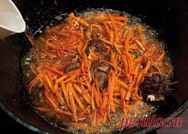 НАСТОЯЩИЙ ПЛОВ 🍴 Ингредиенты: ● Репчатый лук 100 г ● Морковь 600 г ● Рис девзира 600 г ● Филе баранины 600 г ● Растительное масло 200 мл ● Чеснок 2 головки ● Соль 2 чайные ложки ● Кумин (зира) по вкусу. Приготовление: 1. Рис промойте и замочите в холодной воде на 30–40 минут. 2. На хорошо разогретую чугунную сковородку (казан) налейте масла и дайте ему нагреться. Лук, опущенный в масло, должен вызывать бурление масла. Жарьте лук на большом огне до золотисто-коричневого цвета. Из него должен…