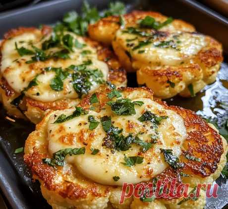Gebackenen Mozzarella-Blumenkohlsteaks "Gebackenen Mozzarella-Blumenkohlsteaks: Knusprig, cremig und vegetarisch – perfekt für ein herzhaftes, gesundes Gericht!"