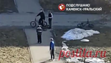 Уральские школьники издевались над инвалидом, бросая ему в ноги петарды, и попали на видео. На Урале компания школьников издевалась над инвалидом, бросая ему прямо под ноги петарды. Об этом сообщает Telegram-канал "Подслушано Каменск-Уральский". Инцидент произошел на бульваре Парижской коммуны в городе ...