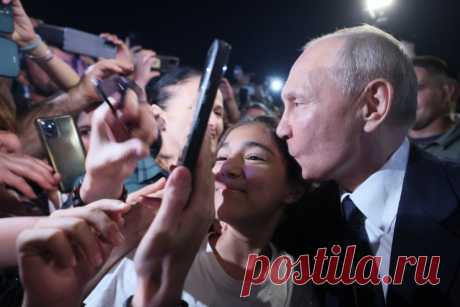 «Боже мой! Владимир Владимирович!» Как в Дербенте встретили президента РФ. Самой счастливой оказалась молодая девушка Фатима.