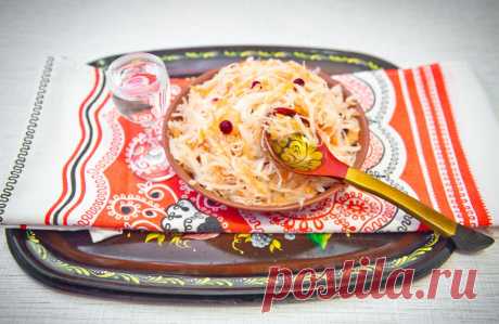 Квашеная капуста с яблоками и клюквой.