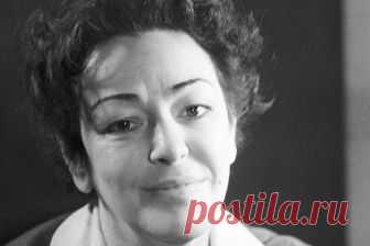 Не знаю - права ли,
не знаю - честна ли,
не помню начала,
не вижу конца.
Я рада,
что не было встреч под часами,
что не целовались с тобой
у крыльца.
Я рада, что было так немо и прямо,
так просто и трудно,
так нежно и зло,
что осенью пахло тревожно и пряно,
что дымное небо на склоны ползло.
Что сплетница сойка
до хрипу кричала,
на всё побережье про нас раззвоня.
Что я ничего тебе
не обещала
и ты ничего не просил 
у меня.
И это нисколько меня не печалит,-
прекрасен той перво...