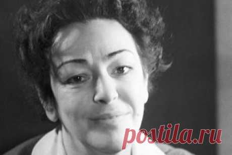 Не знаю - права ли,
не знаю - честна ли,
не помню начала,
не вижу конца.
Я рада,
что не было встреч под часами,
что не целовались с тобой
у крыльца.
Я рада, что было так немо и прямо,
так просто и трудно,
так нежно и зло,
что осенью пахло тревожно и пряно,
что дымное небо на склоны ползло.
Что сплетница сойка
до хрипу кричала,
на всё побережье про нас раззвоня.
Что я ничего тебе
не обещала
и ты ничего не просил 
у меня.
И это нисколько меня не печалит,-
прекрасен той перво...
