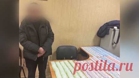 Мошенница &quot;сняла порчу&quot; с 90-летней пенсионерки за 600 тыс. рублей. В Самаре правоохранители задержали женщину, которая под предлогом снятия &quot;порчи&quot; выманила у 90-летней пенсионерки все сбережения. Об этом сообщает пресс-служба УМВД региона. С заявлением в полицию обратилась 90-летняя жительница ...