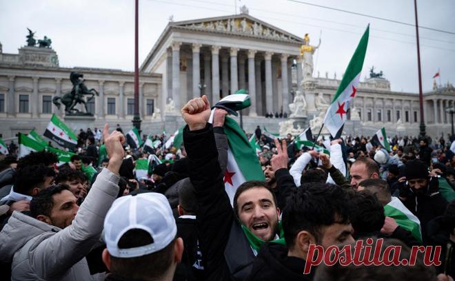 Австрия начнет платить сирийцам по €1 тыс. за отъезд на родину. После падения режима Башара Асада в Сирии австрийские власти объявили о приостановке выдачи документов об убежище сирийским гражданам, одновременно с этим обещая помочь вернуться на родину всем желающим