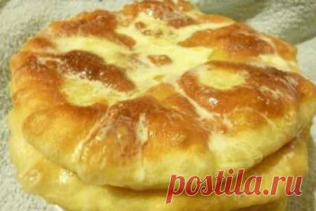 ПЫШКИ СО СМЕТАНОЙ И САХАРОМ
Частенько я жарю румяные и ароматные пышки к чаю. Делаются они очень легко, что называется "без забот и хлопот"!
Для приготовления пышек понадобится:
1 стакан молока или простокваши,
1 яйцо,
1 ч.л. сухих дрожжей,
1 ч.л. соли без горки,
1 ст.л. сахара,
2 ст.л. подсолнечного масла без запаха,
2,5 - 3 стакана муки,
подсолнечное масло для жаренья,
сметана и сахар
Способ приготовления:
В теплом молоке развести дрожжи, добавить масло, соль, сахар, яйцо, муку и