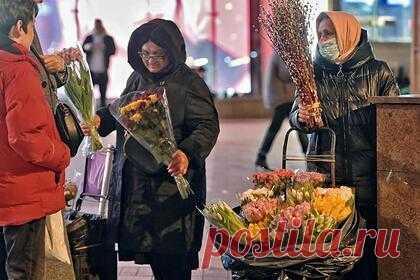 В России призвали отказаться от пластиковой упаковки для цветов. Российский экологический оператор (РЭО) предложил отказаться от использования одноразовой пластиковой упаковки для букетов цветов из-за невозможности переработки материала. Внедрение инициативы возможно уже с 1 сентября. В качестве замены было предложено использовать бумажные контейнеры.