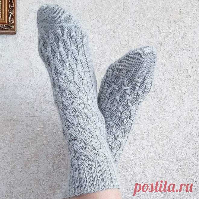 Узоры для вязания носков — несколько удачных примеров со схемами. Рельефы, ажур и переплетения |... Носки — незаменимый элемент гардероба любого человека, а если носочки связаны вручную, носить их приятно вдвойне. Основное преимущество вязаных вручную носков — это широкое разнообразие узоров и...