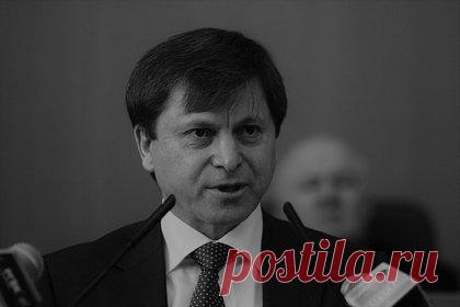 Бывший премьер правительства Дагестана погиб в ДТП. Бывший премьер-министр Дагестана Магомед Абдулаев погиб в ДТП в Махачкале. 55-летний житель Кизилюрта за рулем машины «ВАЗ-21214» сбил пешехода, когда тот переходил дорогу вне пешеходного перехода. Пострадавшего доставили в больницу, где он скончался от полученных травм.