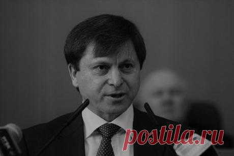 Бывший премьер правительства Дагестана погиб в ДТП. Бывший премьер-министр Дагестана Магомед Абдулаев погиб в ДТП в Махачкале. 55-летний житель Кизилюрта за рулем машины «ВАЗ-21214» сбил пешехода, когда тот переходил дорогу вне пешеходного перехода. Пострадавшего доставили в больницу, где он скончался от полученных травм.