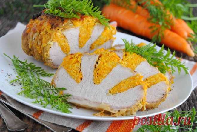 Запеченная свиная корейка с морковью и сыром. 
Оригинальный рецепт праздничного красивого блюда из свиной корейки с начинкой из моркови, репчатого лука, сыра и куркумы в рукаве для запекания.