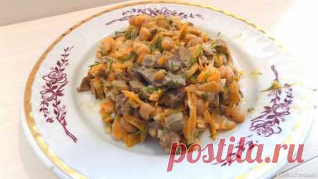 Салат с отварной куриной печенью и белой фасолью. Видео рецепт Продукты для приготовления салата:300 гр. куриной печени1 банка консервированной белой фасоли (430 гр)2 небольшие луковицы2 средних моркови2-3 зубчика чеснока1 пучок укропасоль по вкусурастительное масло для жаркимайонез для заправки (по желанию)Видео рецепт приготовления салата из печени: