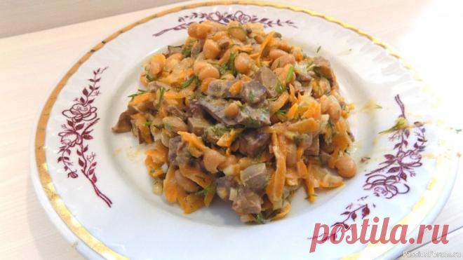 Салат с отварной куриной печенью и белой фасолью. Видео рецепт Продукты для приготовления салата:300 гр. куриной печени1 банка консервированной белой фасоли (430 гр)2 небольшие луковицы2 средних моркови2-3 зубчика чеснока1 пучок укропасоль по вкусурастительное масло для жаркимайонез для заправки (по желанию)Видео рецепт приготовления салата из печени: