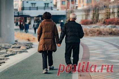 Раскрыт способ предотвращения деменции. Вести активный образ жизни — это первое, что можно сделать, чтобы защитить мозг от старческой дегенерации, убеждена профессор геронтологии в Королевском колледже Лондона Клэр Стивс. Она отметила, что лучше всего заниматься упражнениями с отягощением. Тем, кто не занимается спортом она посоветовала ходить пешком.