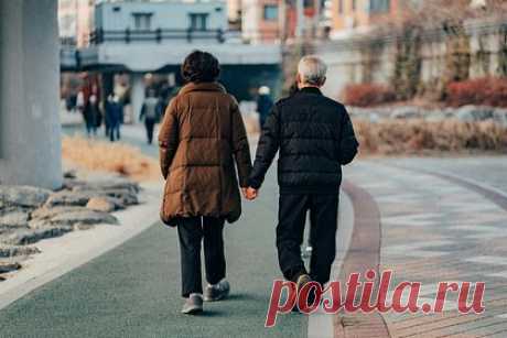 Раскрыт способ предотвращения деменции. Вести активный образ жизни — это первое, что можно сделать, чтобы защитить мозг от старческой дегенерации, убеждена профессор геронтологии в Королевском колледже Лондона Клэр Стивс. Она отметила, что лучше всего заниматься упражнениями с отягощением. Тем, кто не занимается спортом она посоветовала ходить пешком.