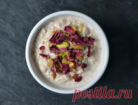 Самые полезные каши

Овсяная

Регулярно употребляя эту кашу, можно избавиться от желудочно-кишечных болезней. Она придает много энергии, так что вы будете бодрыми целый день. В ней содержится четверть суточной нормы клетчатки, а три четверти стакана сухих геркулесовых хлопьев покрывают суточную потребность в этом элементе. В овсе есть также фермент, который способствует усвоению жира в кишечнике. Очень полезна слизь с овсянки, которая образуется при варке. Эта жидкость вым...