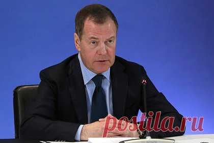 Медведев процитировал Оруэлла в ответ на слова генсека НАТО. Зампред Совбеза России Дмитрий Медведев процитировал писателя Джорджа Оруэлла в ответ на слова генсека НАТО Йенса Столтенберга, что поставки оружия Украине ускорят мирное разрешение конфликта. Он на английском языке привел цитату «прошлое стерлось, само стирание забылось, ложь стала правдой» из романа «1984».