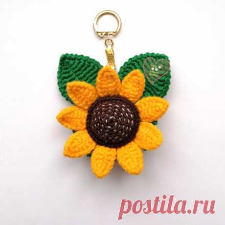 Брелок подсолнух амигуруми крючком № 2,2-2,5 из пряжи YarnArt Baby, Alize Cotton Gold, Gazzal Jeans. Ø цветка 8,5см, с листьями ≈ 10,5см. PDF схемы и описания для вязания игрушек крючком! Автор: Евгения Кокина.

Цветы крючком - схемы и описания игрушек амигуруми https://amimore.ru/category/cvety