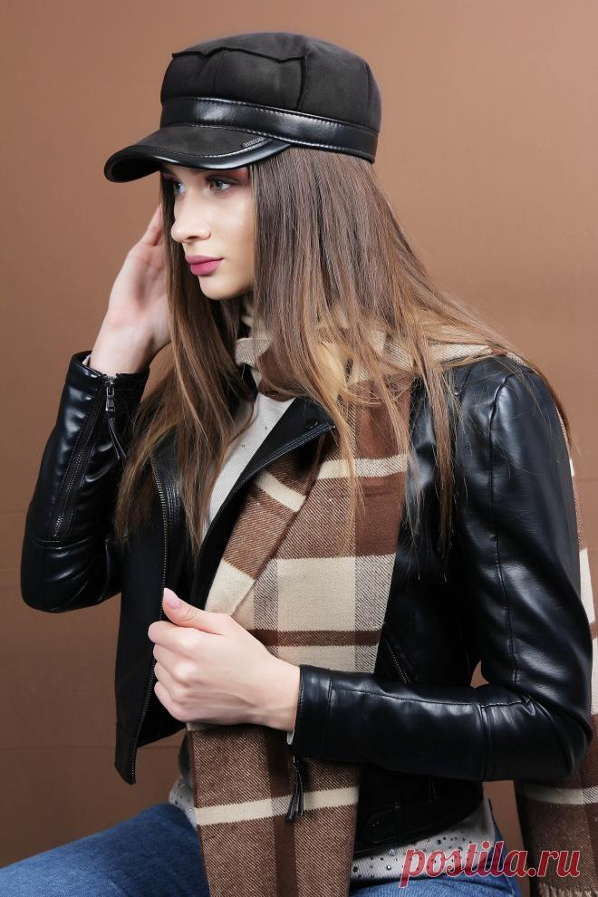 Картуз – это действительно универсальная вещь в гардеробе.

Под него легко подобрать одежду. Он подходит людям с любой фигурой, типом лица. 
Остаётся только выбрать правильный оттенок, который будет подходить цветотипу внешности. 

В наших коллекциях имеются картузы различных цветов и материала. 
Теперь это классический элемент гардероба, который должен быть у каждой женщины.