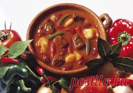 Гуляш облегченный. Рецепт | АиФ Кухня
Лук - 2 шт.
Говядина - 700 г
Морковка - 2 шт.
Перец болгарский - 2 шт.
Помидор - 1 шт.
Паприка - 3 ст.л.
Масло растительное - 1ст.л.
Способ приготовления
Из книги Екатерины Миримановой &quot;Готовим в мультиварке&quot;