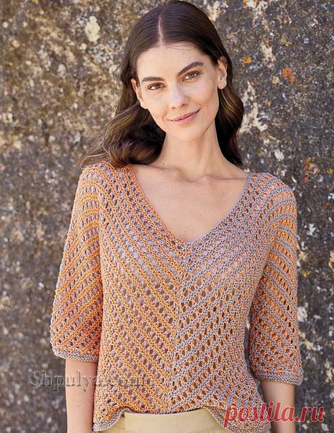 У свободного воздушного вязаного пуловера своя изюминка. Благодаря одинаковому V-образному вырезу неважно, где у вас будут спинка и перед, и вы сами можете выбирать, какой цвет будет преобладать справа или слева. Диагональный узор добавляет модели динамики.