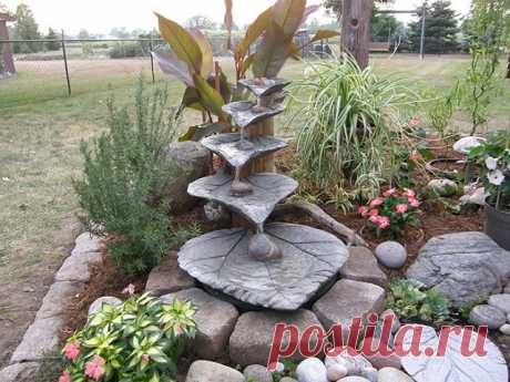 Оригинальный декор для сада можно сделать своими руками. Мастер-класс ниже... 




















Понадобятся: большие листья металлическая сетка цементный раствор акриловые краски лак резиновые перчатки
























Для начала нужно найти большой лист ревеня или лю…