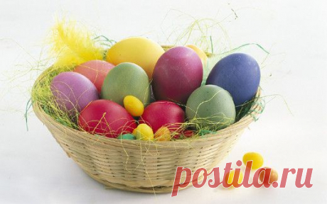 Натуральные красители для Пасхальных яиц
Покрасить яйца дома к Пасхе – пара пустяков. Вам нужно: отварить яйца вкрутую, остудить их и следовать нехитрым инструкциям ниже. Вам понадобится: