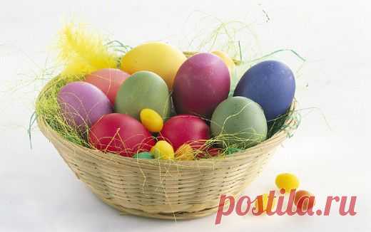 Натуральные красители для Пасхальных яиц

Покрасить яйца дома к Пасхе – пара пустяков.  Вам нужно: отварить яйца вкрутую, остудить их и следовать нехитрым инструкциям ниже. Вам понадобится: