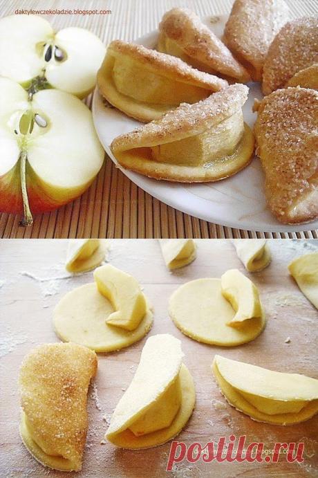 Печенье с яблоком
Тесто:
- 150 гр муки
- 50 гр сахарной пудры
- 100 гр масла
- 1 яичный желток или 1 столовая ложка сметаны
- 3 небольших яблока
Для посыпки:
- белок
- 2 столовые ложки сахара
- 1/2 чайной ложки корицы