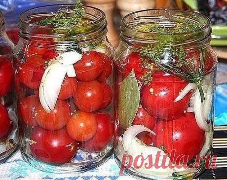 САХАРНЫЕ ПОМИДОРКИ
Получается примерно 6 банок по 800 гр:
— небольшие спелые помидоры (не черри)
— 2 средние луковицы
— 1/2 головки чеснока
— 2 красных и 1 зелёный перца чили
— зонтики укропа
— семена укропа
— семена горчицы
— чёрный перец горошком
— лавровый лист
Для маринада:
— 1 литр воды
— 5 столовых ложек сахара
— 1 столовая ложка с горкой соли (соль обычная каменная, не йодированная)
— 3 столовые ложки красного винного уксуса
Приготовление:
Помидоры хорошо промыть, наколоть зубочистко