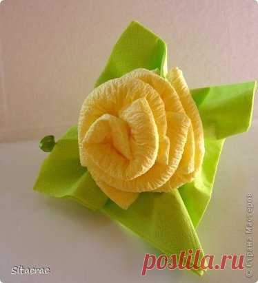 Роза из салфеток как украшение стола.