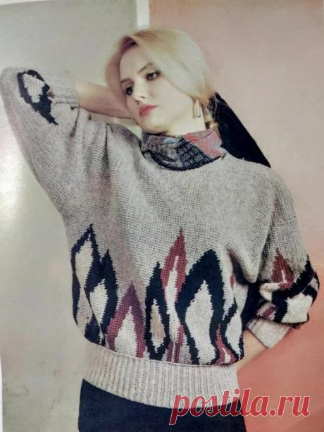 ОСЕННИЙ ДЖЕМПЕР. ЖАККАРД. КРЮЧОК.

Нижняя часть джемпера с узором вяжется поперек, а затем довязывается верх, чтобы проще было вывязать горловину.
Рукава я бы сделала поуже, они тоже вяжутся поперек.
Резинка здесь вяжется рельефными столбиками, а можно связать и популярной сейчас боснийской резинкой.