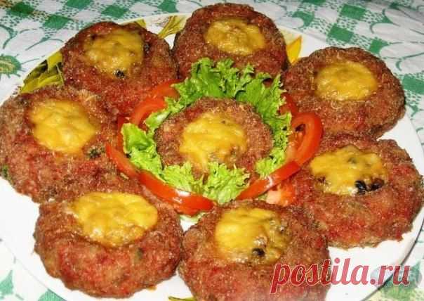Рубленное мясо с грибной начинкой под сыром.
