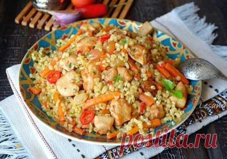 Плов с булгуром и куриным филе

Ингредиенты:

Булгур-1 ст
Филе курицы-400 г
Для зажарки: лук, морковь. Либо сушенная зелень; 
Любимые специи. У меня хлопья паприки +соль. 

Приготовление: 

1. В отдельной сковороде обжариваем нарезанное филе. 
2. В чаше для мультиварки (либо глубокой сковороде) обжариваем натертую морковь. Нарезаем и добавляем лук. Добавляем 1 ст булгура и также обжариваем 7-10минут. 
3. Как мясо будет готово, добавляем его к овощам. Заливаем водой в соотн...