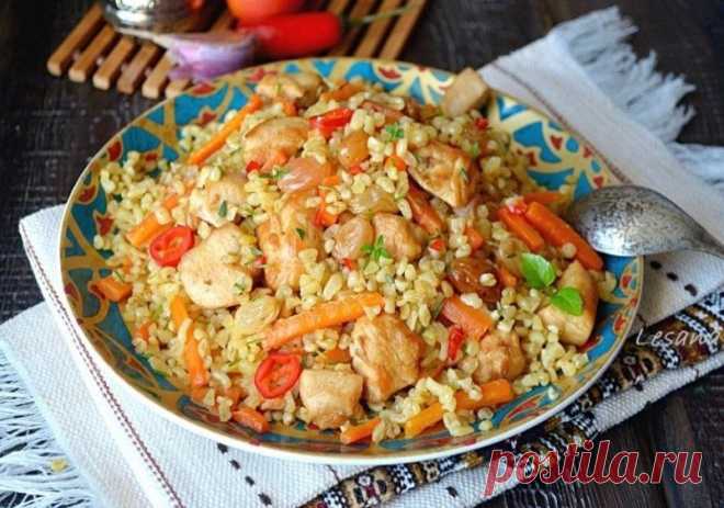 Плов с булгуром и куриным филе

Ингредиенты:

Булгур-1 ст
Филе курицы-400 г
Для зажарки: лук, морковь. Либо сушенная зелень; 
Любимые специи. У меня хлопья паприки +соль. 

Приготовление: 

1. В отдельной сковороде обжариваем нарезанное филе. 
2. В чаше для мультиварки (либо глубокой сковороде) обжариваем натертую морковь. Нарезаем и добавляем лук. Добавляем 1 ст булгура и также обжариваем 7-10минут. 
3. Как мясо будет готово, добавляем его к овощам. Заливаем водой в соотн...