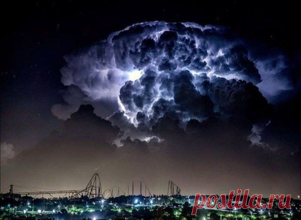 Грозовое облако, освещенное молнией