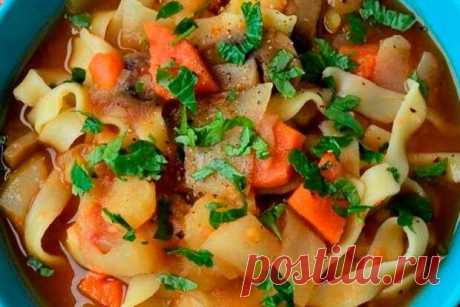 Постное овощное ассорти с лапшой - БУДЕТ ВКУСНО! - медиаплатформа МирТесен Хороший рецепт вкусного овощного ассорти с лапшой. Постную лапшу можно приготовить самостоятельно или купить готовую. Вкус свежих шампиньонов и специй приятно дополнят вкус таких родных по происхождению овощей. Кислинка томатов придаст ощущение завершенности и поднимет настроение. Ингредиенты