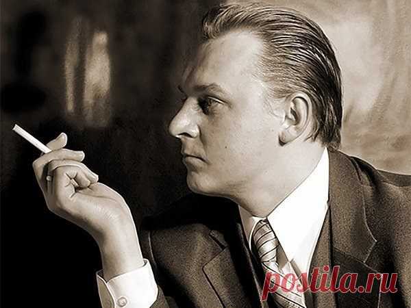 Я не могу без тебя жить!
Мне и в дожди без тебя - сушь,
мне и в жары без тебя - стыть.
мне без тебя и Москва - глушь.
Мне без тебя каждый час - с год,
если бы время мельчить, дробя;
мне даже синий небесный свод
кажется каменным без тебя.
Я ничего не хочу знать -
слабость друзей, силу врагов;
я ничего не хочу ждать,
кроме твоих драгоценных шагов.