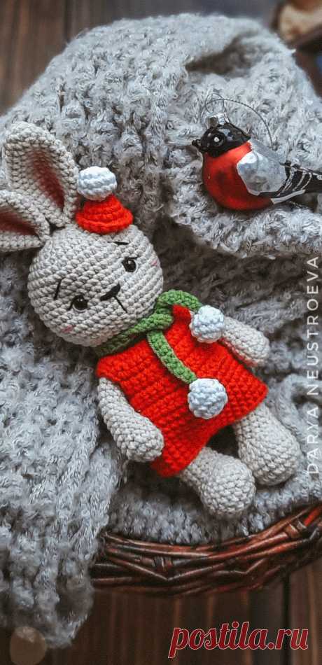 PDF Зайка в новогоднем костюме крючком. FREE crochet pattern; Аmigurumi animal patterns. Амигуруми схемы и описания на русском. Вязаные игрушки и поделки своими руками #amimore - зайка в комбинезоне к Новому году, заяц в новогоднем колпачке, зайчик, кролик, зайчонок, крольчонок.