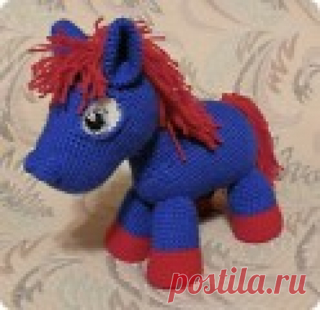 Две вязаные лошадки Связана за два дня для болельщицы ФК ЦСКА. Автор схемы Тамара Новак (https://tamatama.gallery.ru/). У нее много интересных вязаных игрушек. Схемка  https://feja-nitok.ru/vyzanie/igrywka/lowadi/820-poni.html