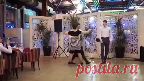 ШИКАРНЫЙ ТАНЕЦ МАМЫ с СЫНОВЬЯМИ!!!