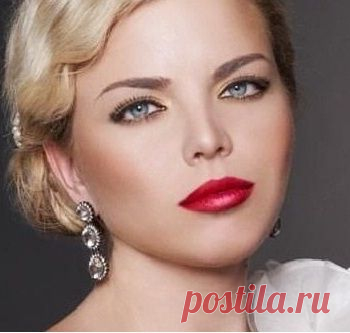 Если вы хотите использовать вариант макияжа с яркими сочными губами, сделать выразительными и четкими глаза, не добавляя при этом всему образу вульгарности, можно с помощью коричневой или черной жидкой подводки. Наносить ее следует максимально близко к росту ресниц, тонкой острой линией. Следом за ней покрываем веко светлыми серебристыми или золотистыми тенями, после чего повторяем нанесение линии вторым слоем. Теперь проявите немного терпения и дождитесь полного высыхания подводки, после чего а