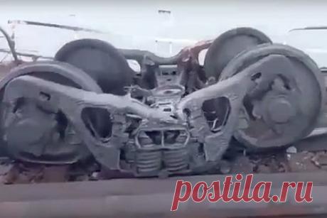 Появились кадры повреждений железнодорожного полотна на Крымском мосту. Опубликованы кадры серьезных повреждений железнодорожного полотна на Крымском мосту. Снятое очевидцем ремонтных работ видео опубликовало сообщество «Плохие новости Крым» во «ВКонтакте». Когда было снято видео, не уточняется. Рельсы и оставшиеся на них тележки грузовых вагонов в некоторых местах оплавились.