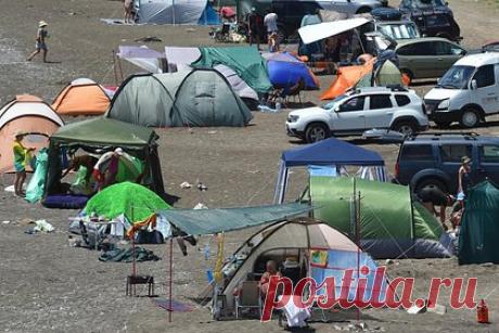 С россиян продолжат взимать курортный сбор в пяти популярных регионах страны. Эксперимент по взиманию курортного сбора в Крыму, Алтайском, Краснодарском и Ставропольском краях продлили до 2024 года. Отмечается, что к четырем вышеперечисленным популярным регионам страны, которые смогут взимать курортный сбор, добавлен пятый — Санкт-Петербург, а также федеральная территория «Сириус».