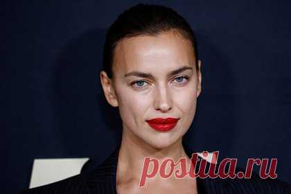 Ирина Шейк снялась в мини-шортах для обложки Vogue. Российская супермодель Ирина Шейк приняла участие в съемке для обложки нидерландской версии Vogue. 38-летняя манекенщица снялась в водолазке, мини-шортах, кожаном жакете и сапогах с плоской подошвой и высоким голенищем. При этом она стояла на табуретке и позировала на фоне металлической трубы и кирпичных зданий.