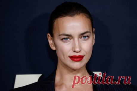 Ирина Шейк снялась в мини-шортах для обложки Vogue. Российская супермодель Ирина Шейк приняла участие в съемке для обложки нидерландской версии Vogue. 38-летняя манекенщица снялась в водолазке, мини-шортах, кожаном жакете и сапогах с плоской подошвой и высоким голенищем. При этом она стояла на табуретке и позировала на фоне металлической трубы и кирпичных зданий.
